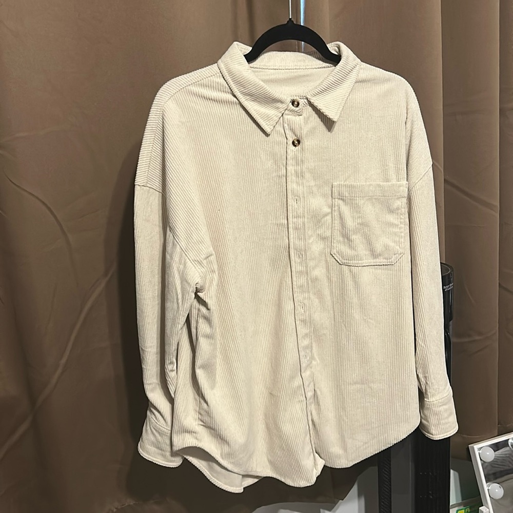 CREAM SHACKET. M. SUEDE LIKE MATERIAL.